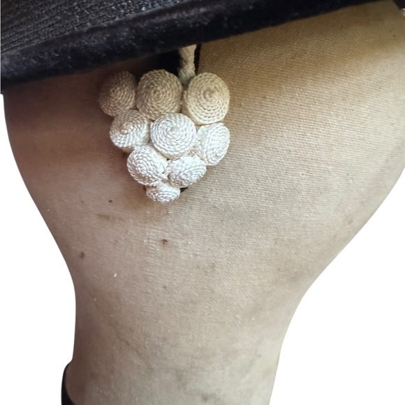 1930s/40s Ronnie Straw Velvet Trim White Decorative Cluster Side Bands Tilt‎ Hat - Picture 2 of 8